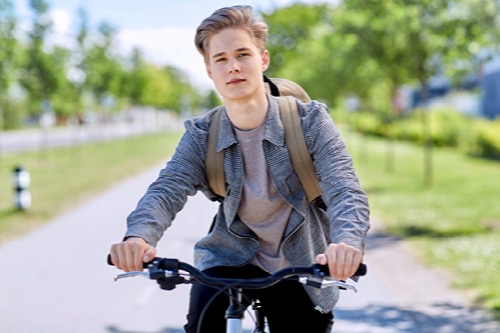 Jongen aan het fietsen